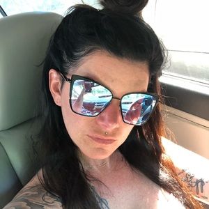 Meet your Posher, Crystal